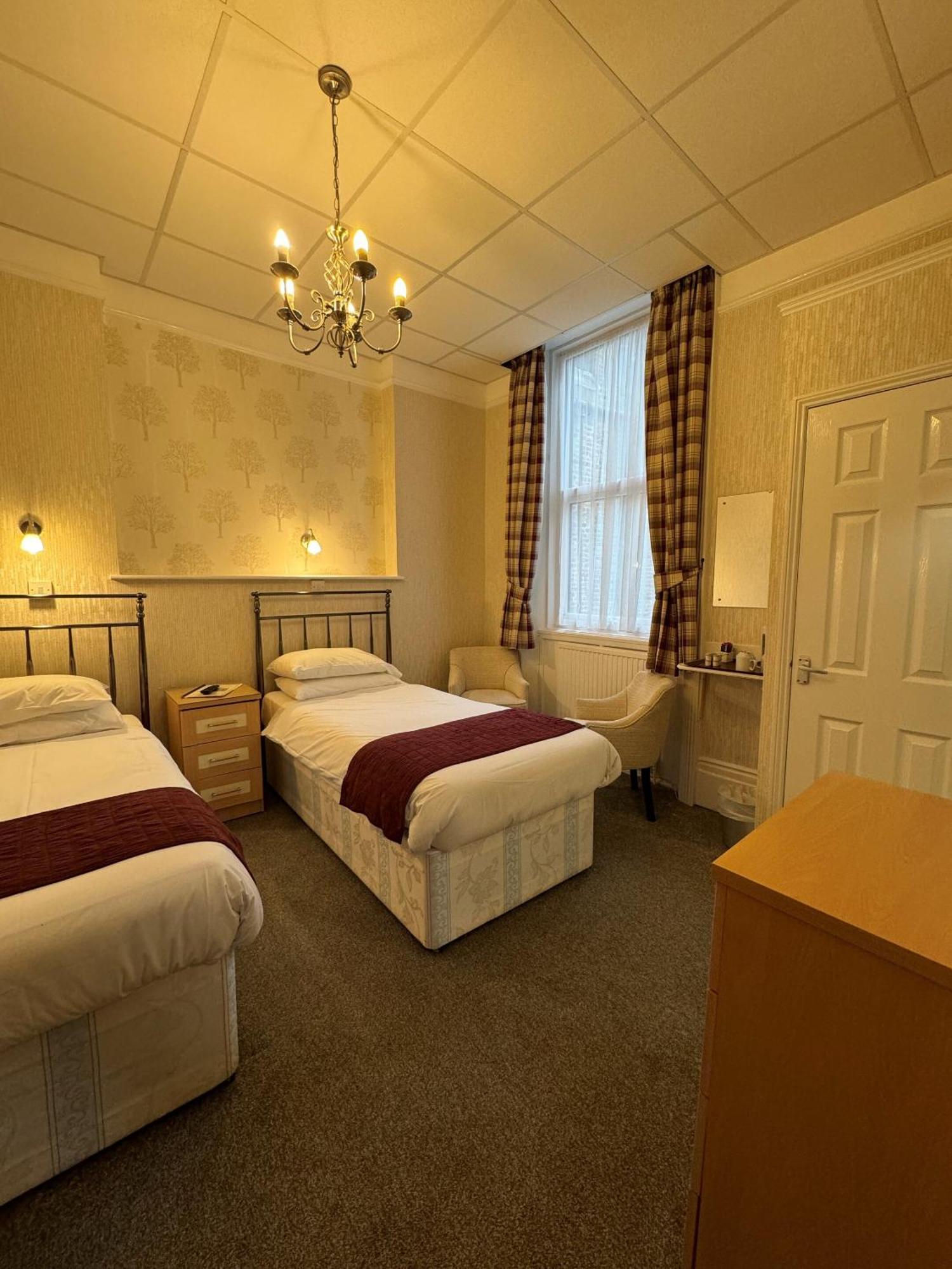 Haddon Hall Hotel Истборн Стая снимка